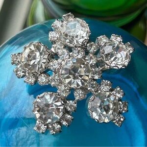 Vintage 1950’s Pinwheel Flower Crystal Clear Rhinestone Round Silver Brooch